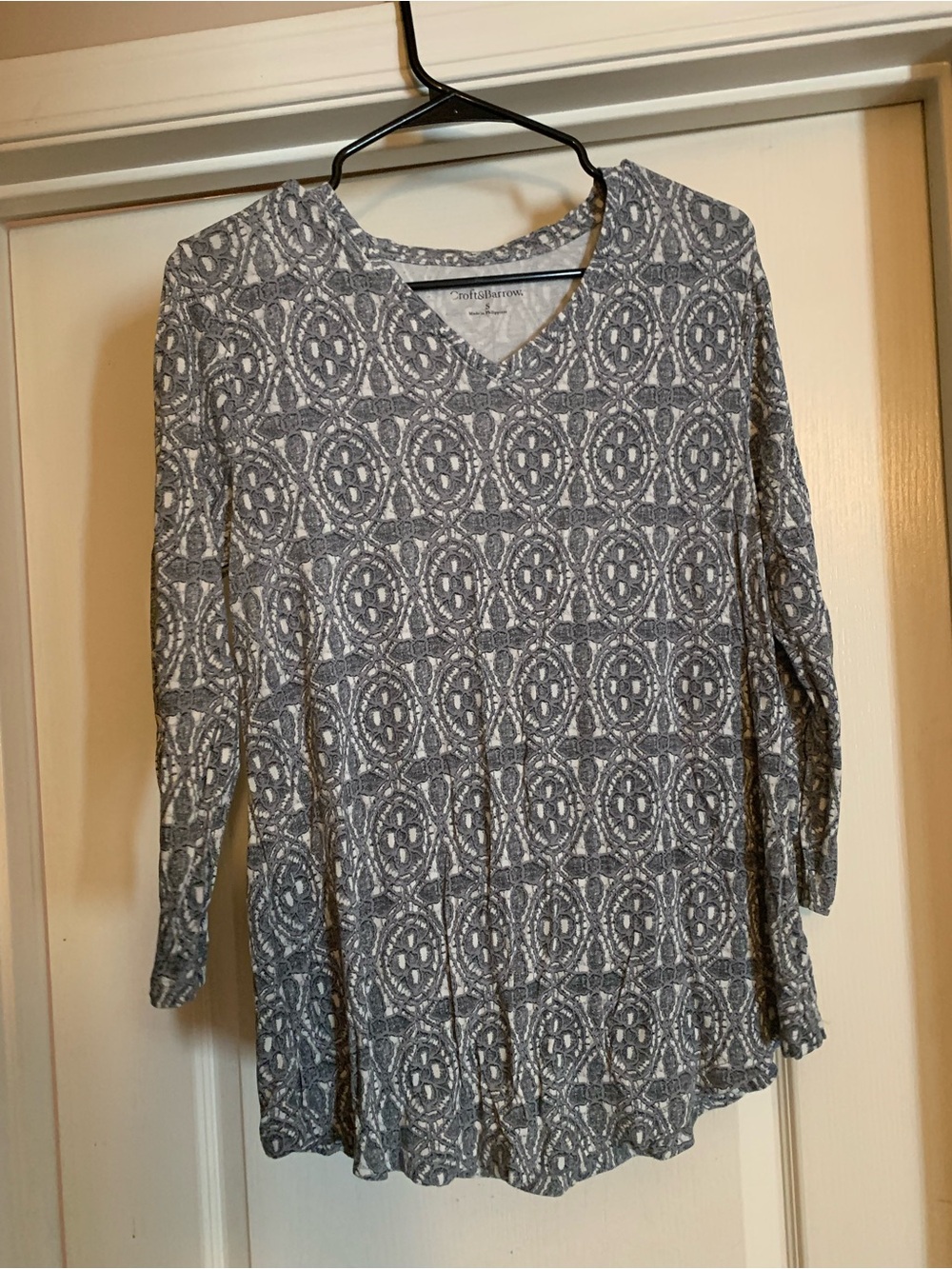 Croft & Barrow Gray Patterned V-Neck Long Sleeve Top
